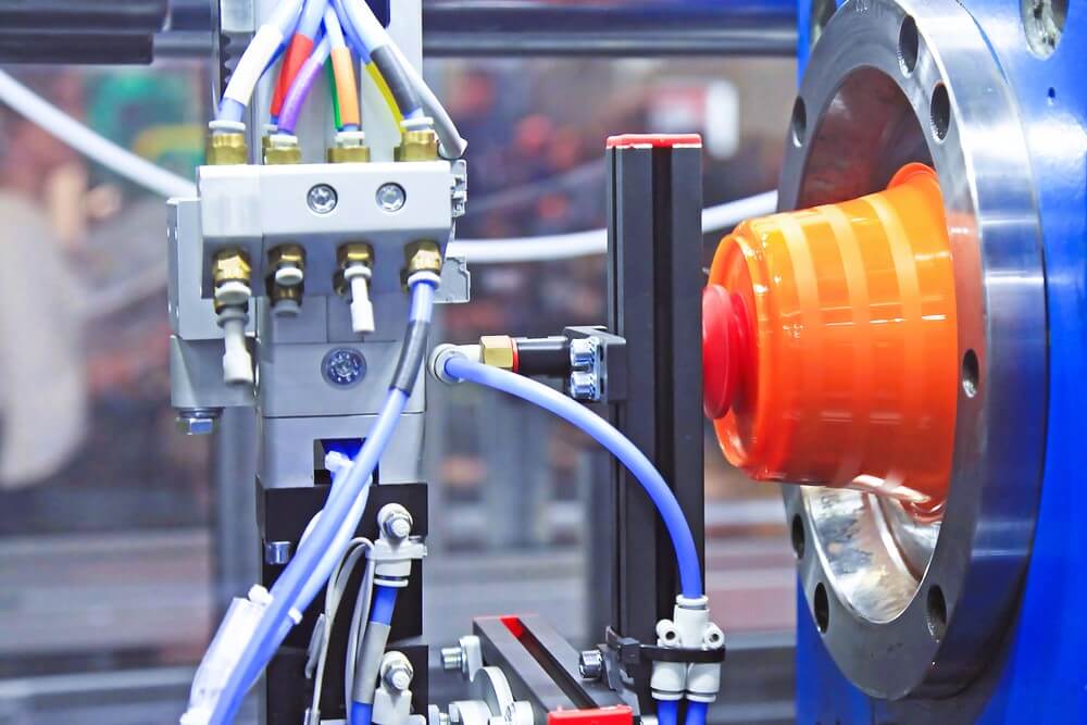 Ingenieros discutiendo planes en una fábrica